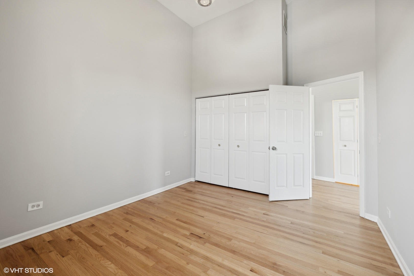4646 South Prairie Avenue, Unit 3S Chicago, IL 60653 - Photo 31 of 42 a view of room with wooden floor