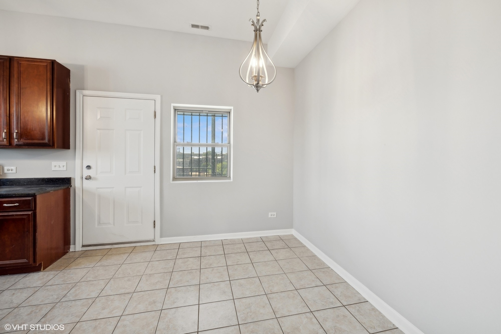 4646 South Prairie Avenue, Unit 3S Chicago, IL 60653 - Photo 35 of 42 a view of an empty room with window and cabinet