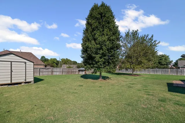 a view of a backyard