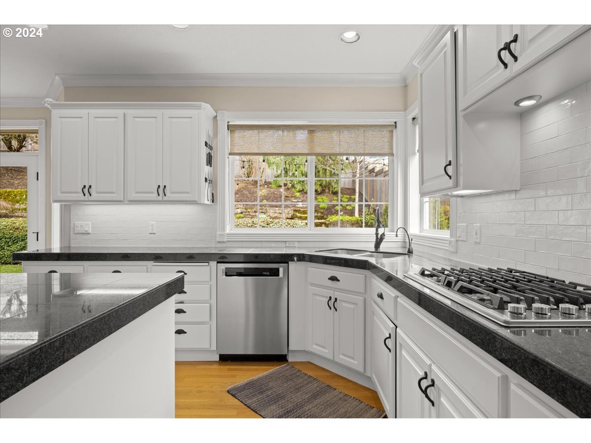 11903 Southwest Aspen Ridge Drive Portland, OR 97224 - Photo 14 of 33 Gallery Image 14