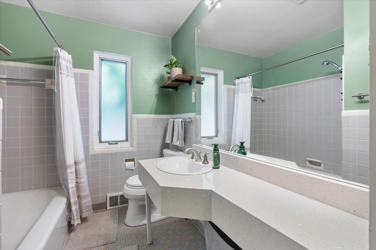 2422 Ridgeway Avenue Evanston, IL 60201 - Photo 13 of 26