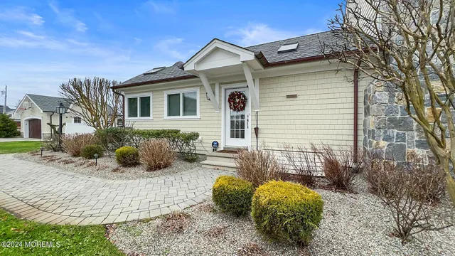 a view of a house with a fountain