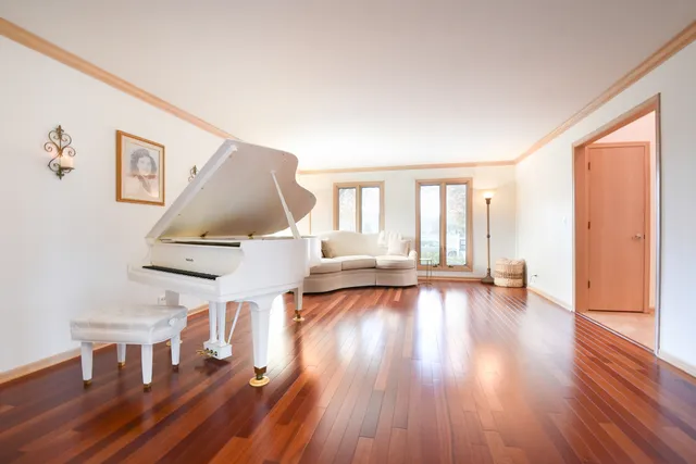 $975,000 | 307 Anne Court, Prospect Heights, IL 60070