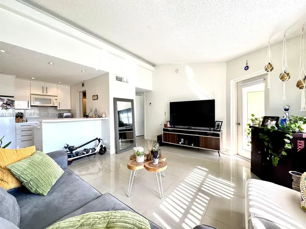 $1,800 | 550 South Park Road, Unit 368, Hollywood, FL 33021