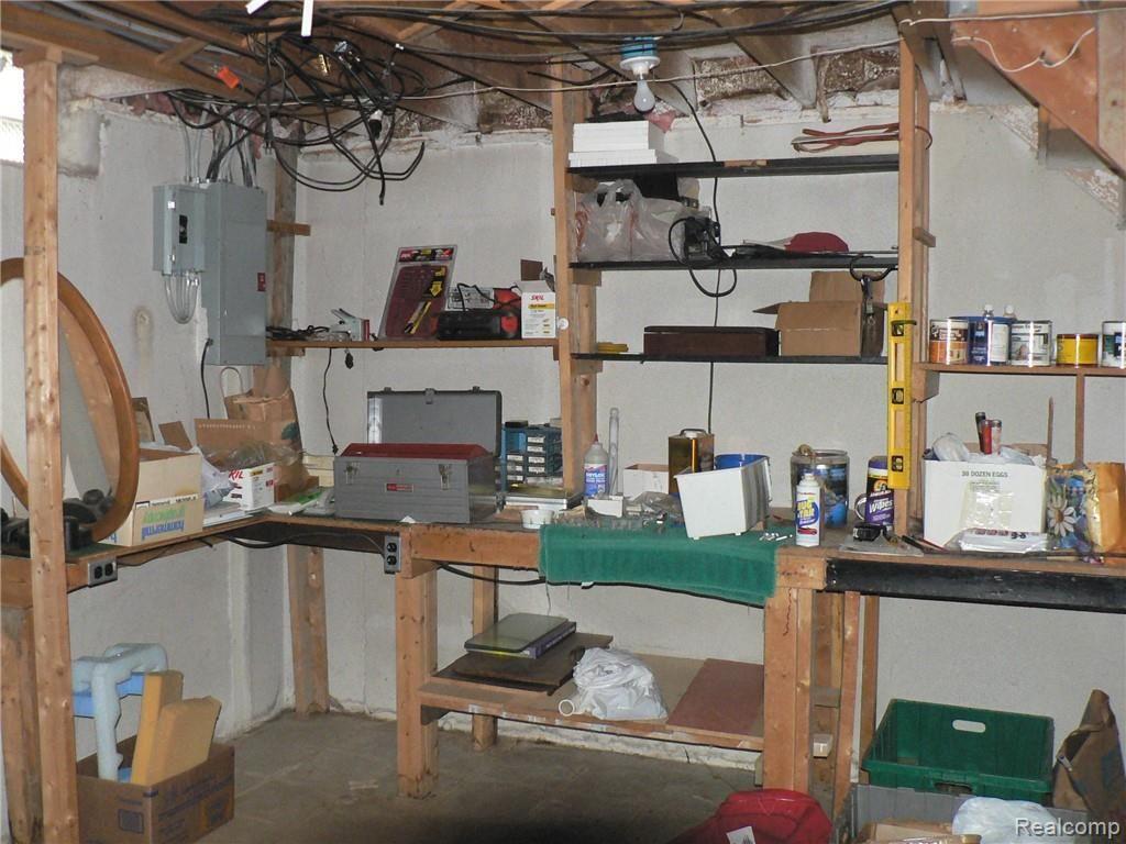 1035 Milverton Road Troy, MI 48083 - Photo 23 of 31 WORK BENCH AREA IN FURNACE ROOM