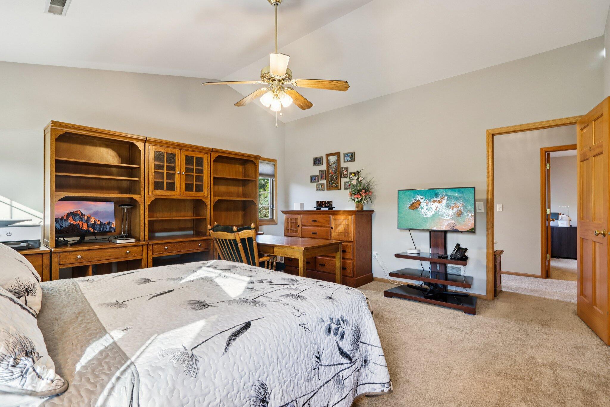 2264 Circle Ridge Road, Unit E Delafield, WI 53018 - Photo 17 of 35 Primary Bedroom