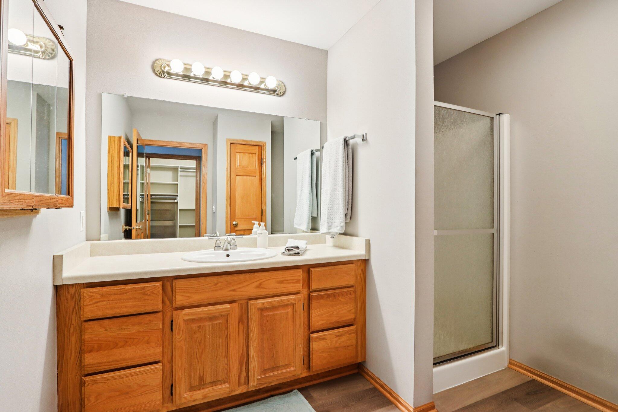 2264 Circle Ridge Road, Unit E Delafield, WI 53018 - Photo 22 of 35 Full bath in Primary Suite