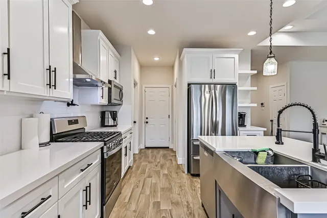 $320,000 | 407 Green Meadows Drive, West Columbia, TX 77486