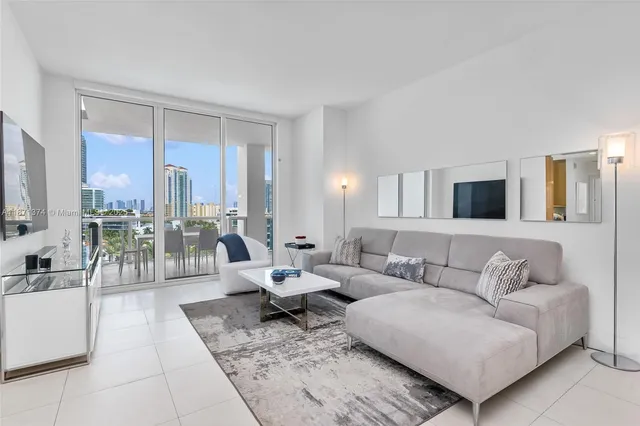$4,250,000 | 50 South Pointe Drive, Unit 1005, Miami Beach, FL 33139