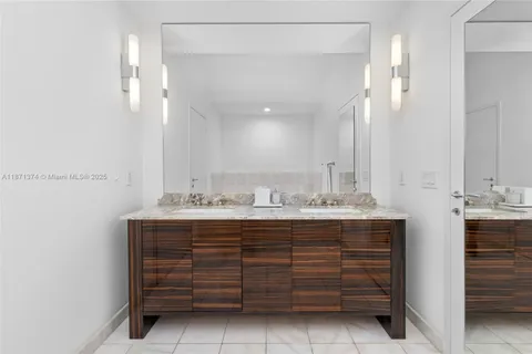 $4,250,000 | 50 South Pointe Drive, Unit 1005, Miami Beach, FL 33139