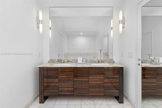 $3,999,000 | 50 South Pointe Drive, Unit 1005, Miami Beach, FL 33139