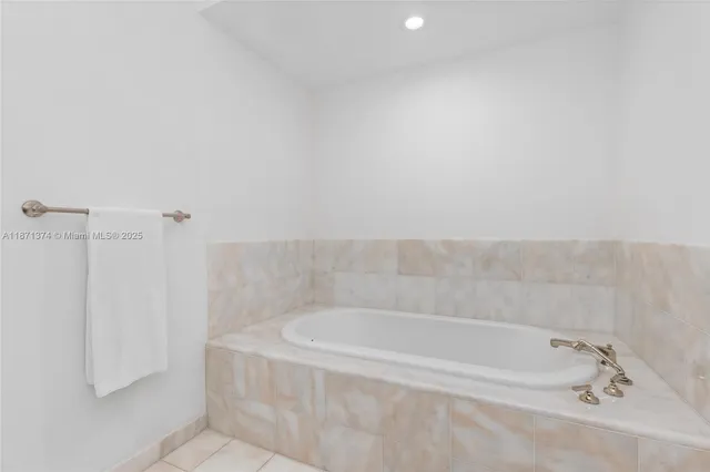 $3,999,000 | 50 South Pointe Drive, Unit 1005, Miami Beach, FL 33139