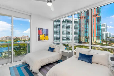 $4,250,000 | 50 South Pointe Drive, Unit 1005, Miami Beach, FL 33139