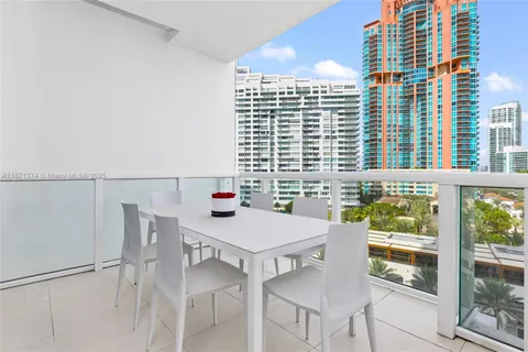 $4,250,000 | 50 South Pointe Drive, Unit 1005, Miami Beach, FL 33139