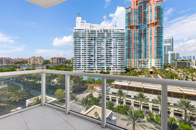 $3,999,000 | 50 South Pointe Drive, Unit 1005, Miami Beach, FL 33139