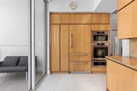 $4,250,000 | 50 South Pointe Drive, Unit 1005, Miami Beach, FL 33139