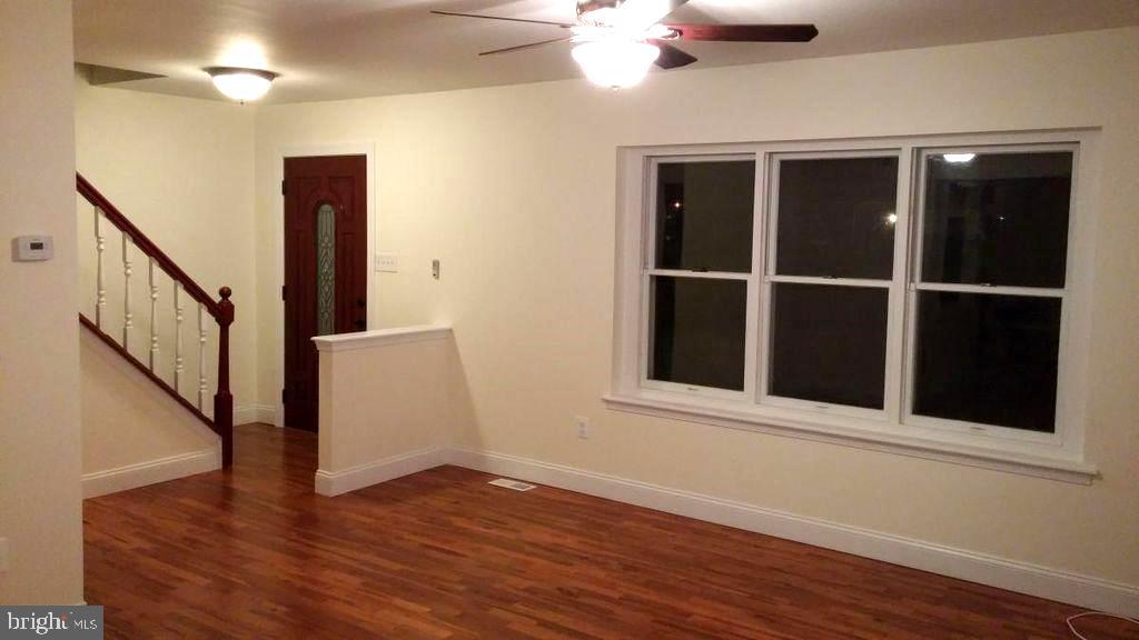 25 Winfield Road Sicklerville, NJ 08081 - Photo 5 of 19 Living room without furniture