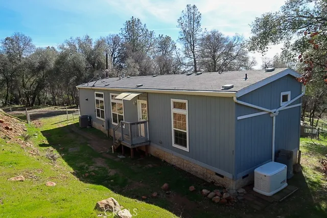 a view of a house with backyard and garden