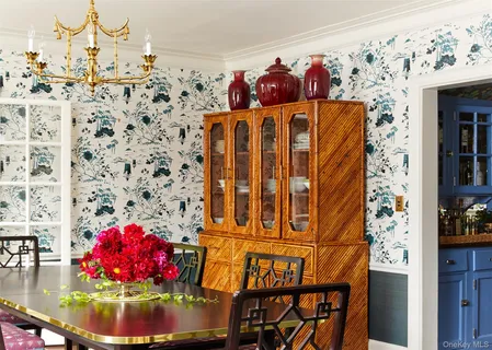 a view of a bath room