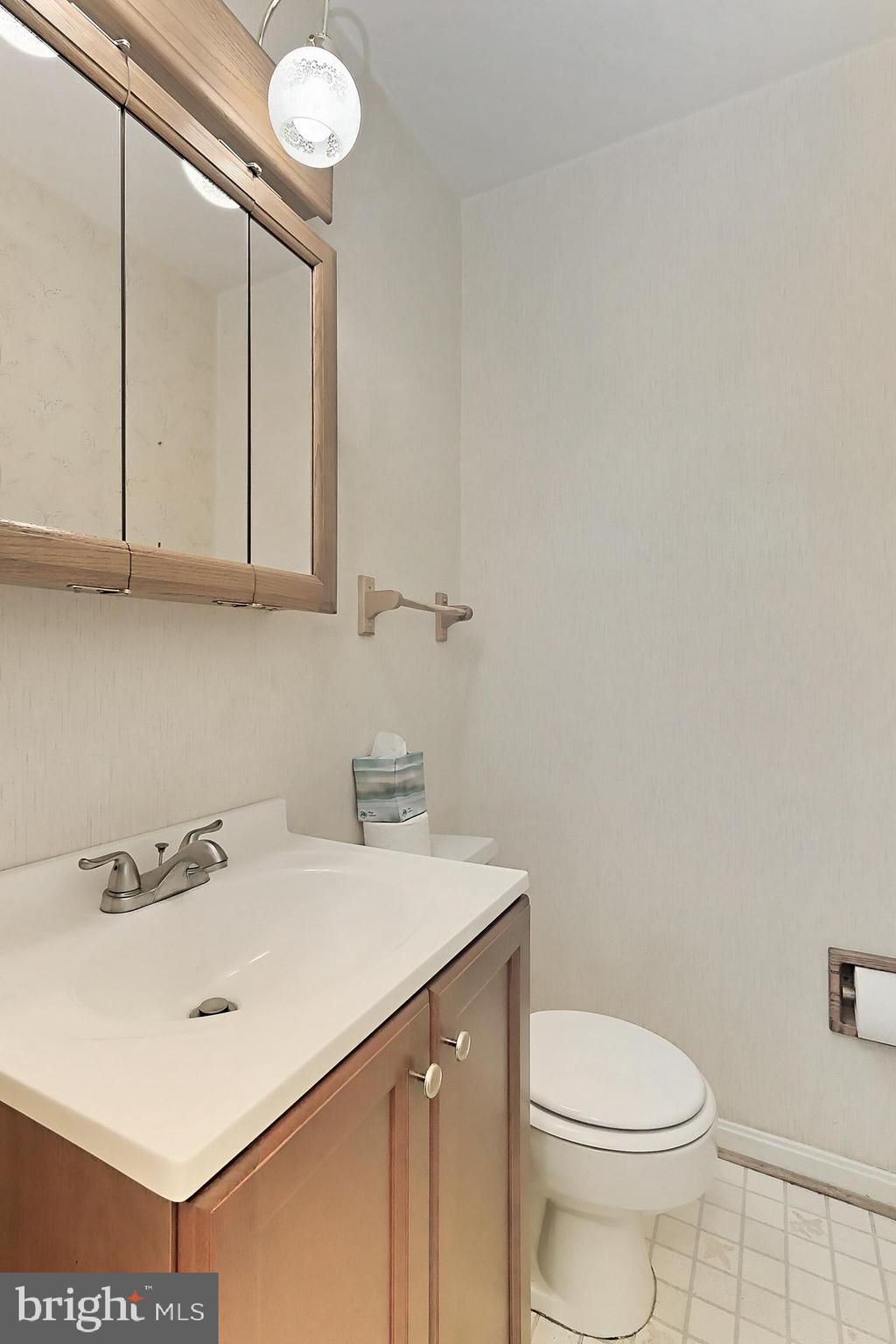 6005 Roxbury Avenue Springfield, VA 22152 - Photo 21 of 45 Main Level Powder Room