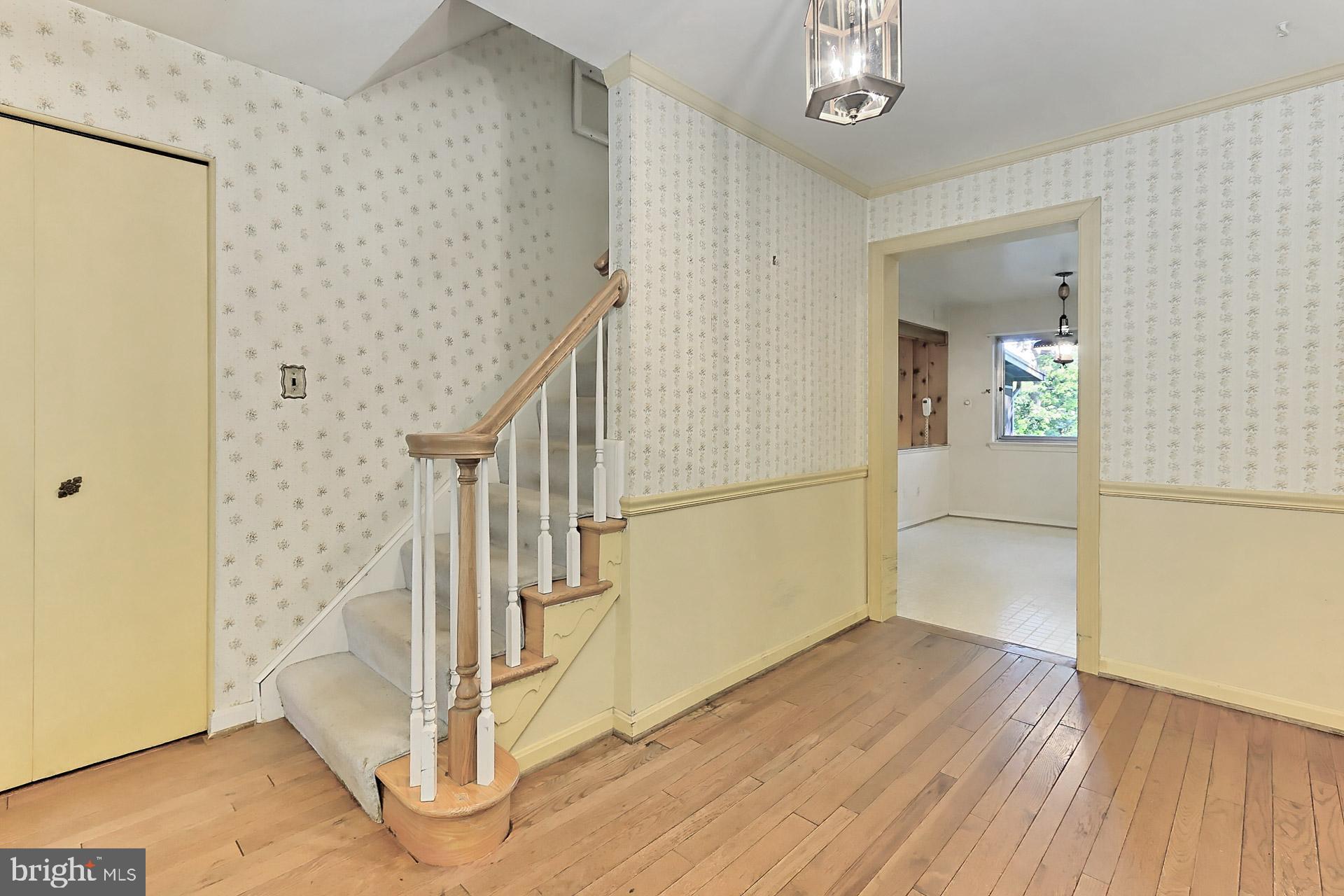 6005 Roxbury Avenue Springfield, VA 22152 - Photo 9 of 45 Very Large Foyer Area with Closet
