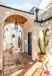 a view of entryway with a potted plant