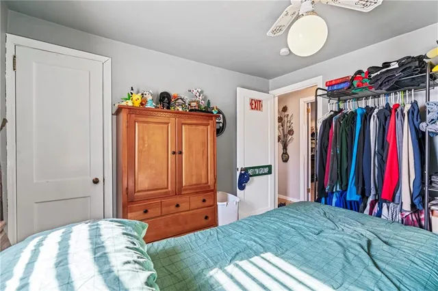 a bed room with a bed and a closet