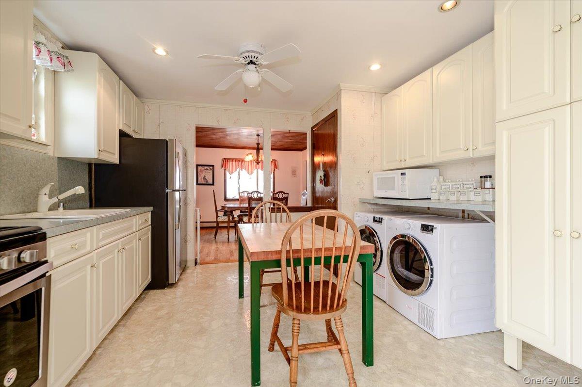 1815 Meadowbrook Road Merrick, NY 11566 - Photo 6 of 25 Big enough to eat in