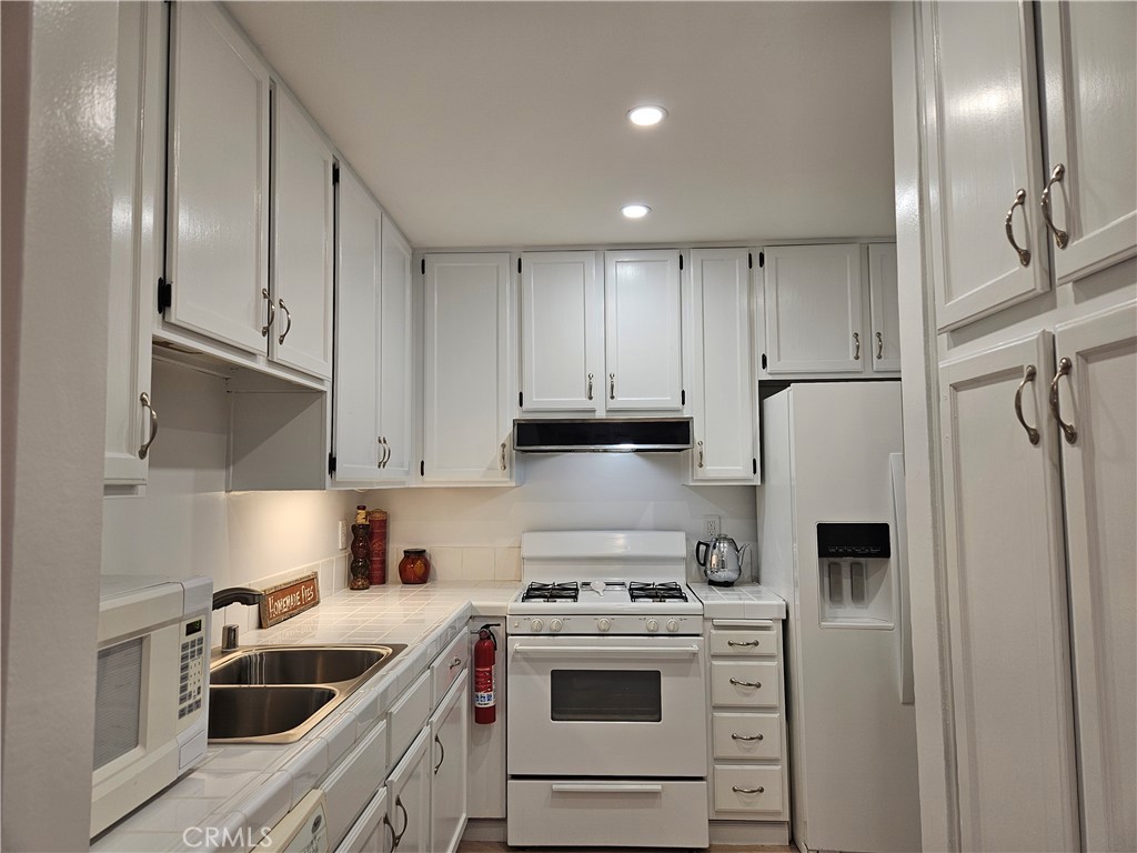 6509 Twin Cir Lane, Unit 7 Simi Valley, CA 93063 - Photo 6 of 22 kitchen