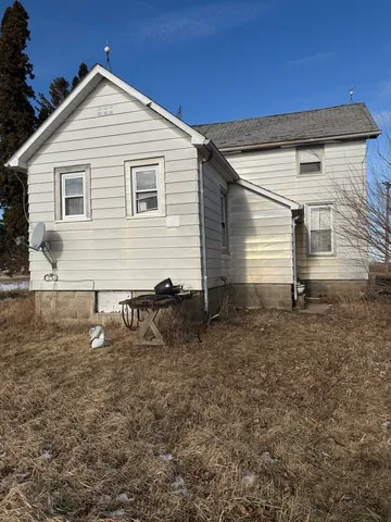 a view of house with backyard