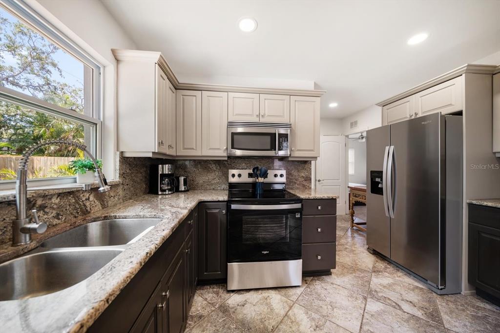 437 Lexington Street Dunedin, FL 34698 - Photo 11 of 27