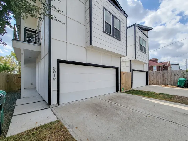 $399,900 | 5019 Creekmont Drive, Houston, TX 77091