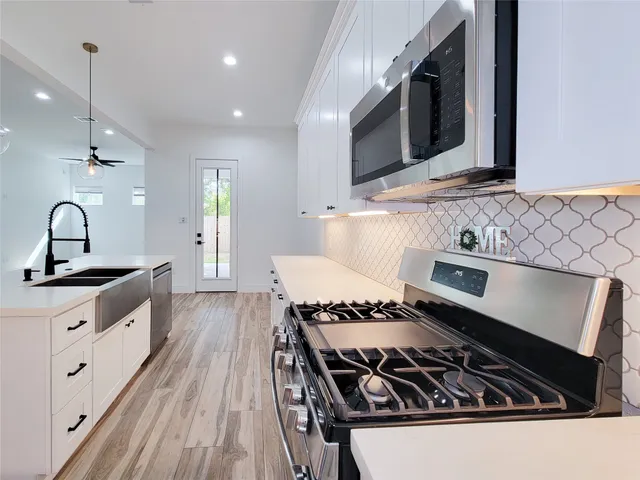 $399,900 | 5019 Creekmont Drive, Houston, TX 77091