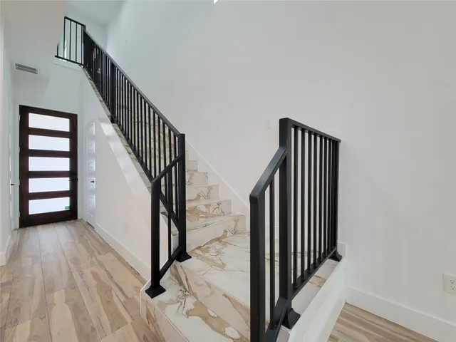 $399,900 | 5019 Creekmont Drive, Houston, TX 77091