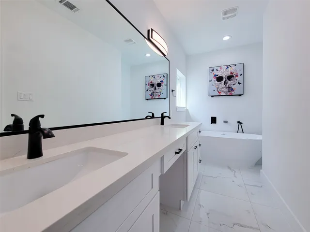 $399,900 | 5019 Creekmont Drive, Houston, TX 77091