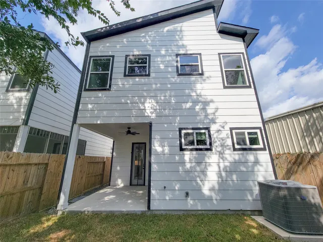 $399,900 | 5019 Creekmont Drive, Houston, TX 77091