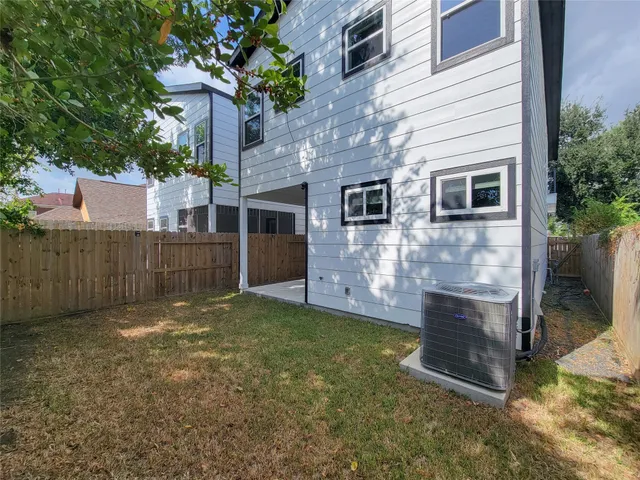 $399,900 | 5019 Creekmont Drive, Houston, TX 77091