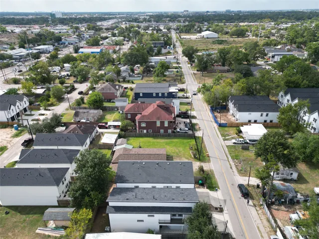 $399,900 | 5019 Creekmont Drive, Houston, TX 77091