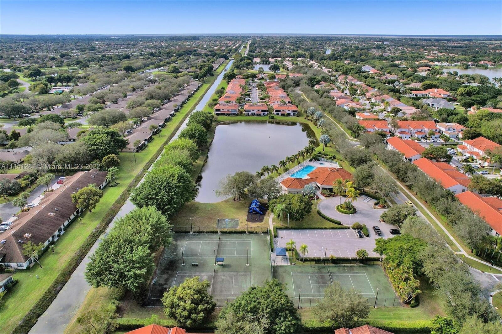 8261 Vía Bella Boca Raton, FL 33496 - Photo 20 of 25 Aerial view of clubhouse and tennis cour