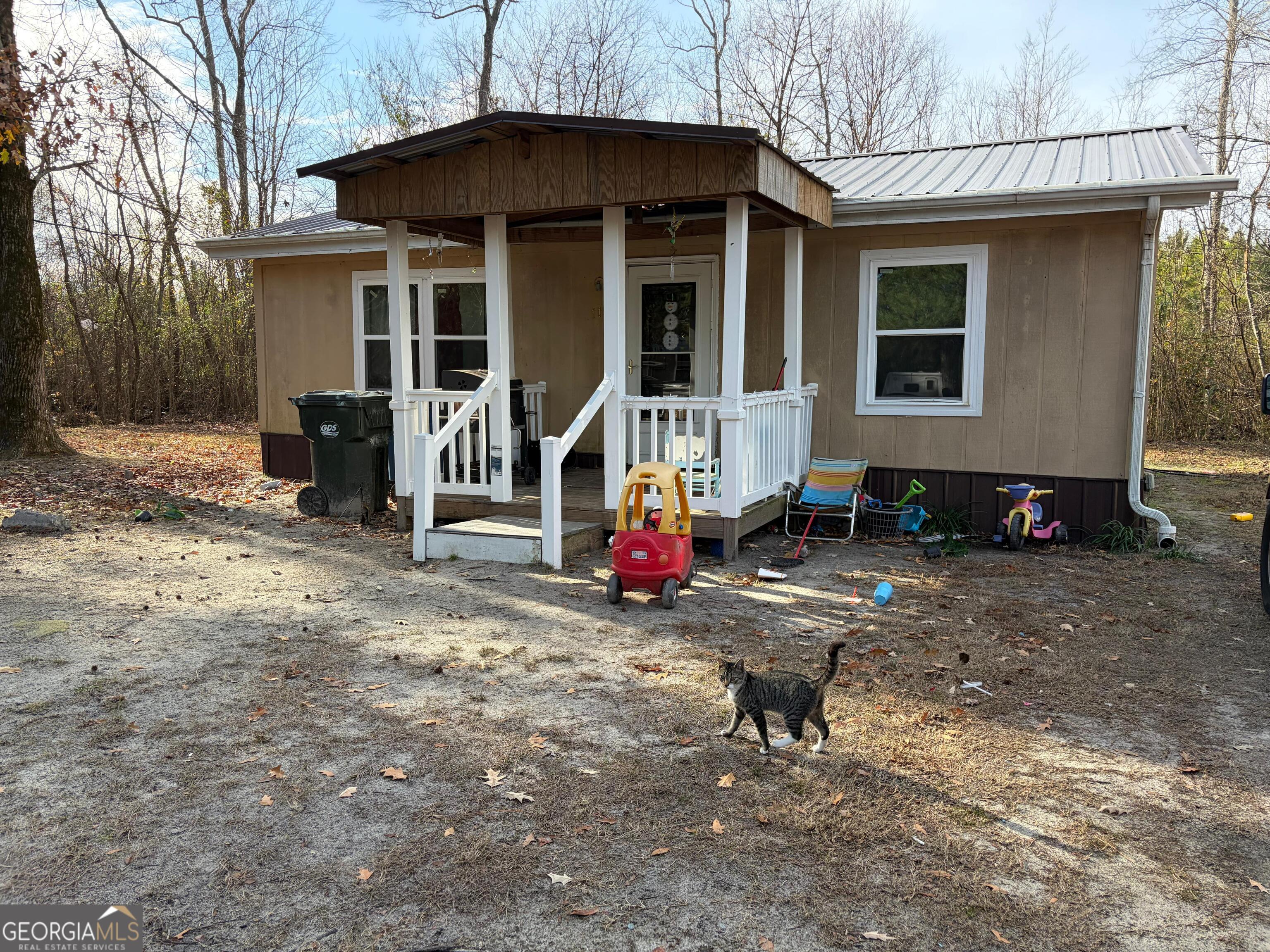 a view of a house with backyard