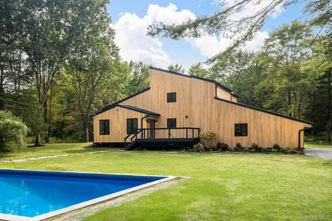 a view of a house with backyard