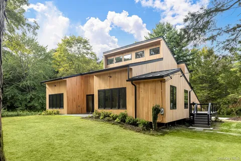 a view of a house with backyard