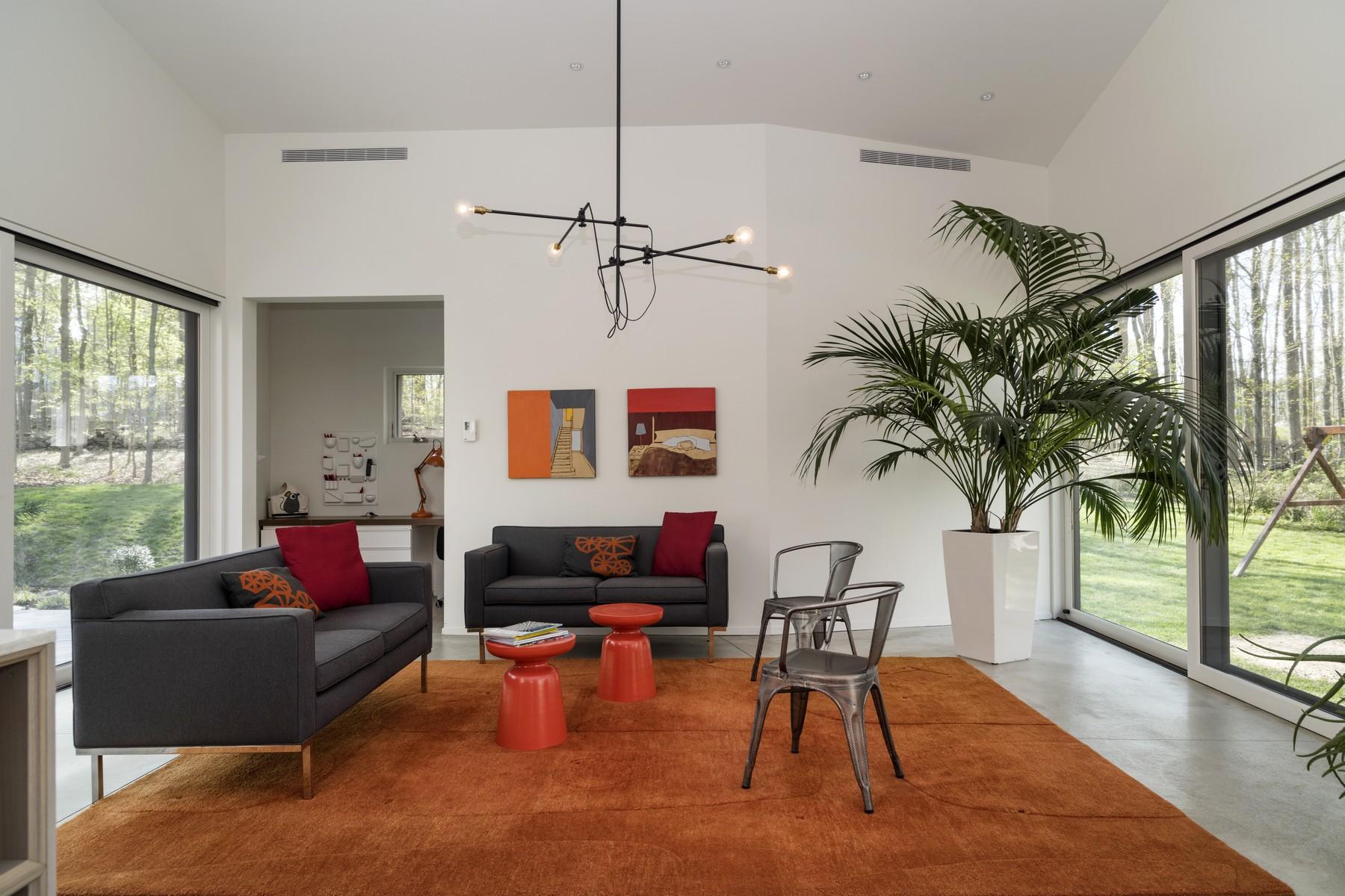 364 Hollow Tree Ridge Road Darien, CT 06820 - Photo 14 of 31 a living room with furniture