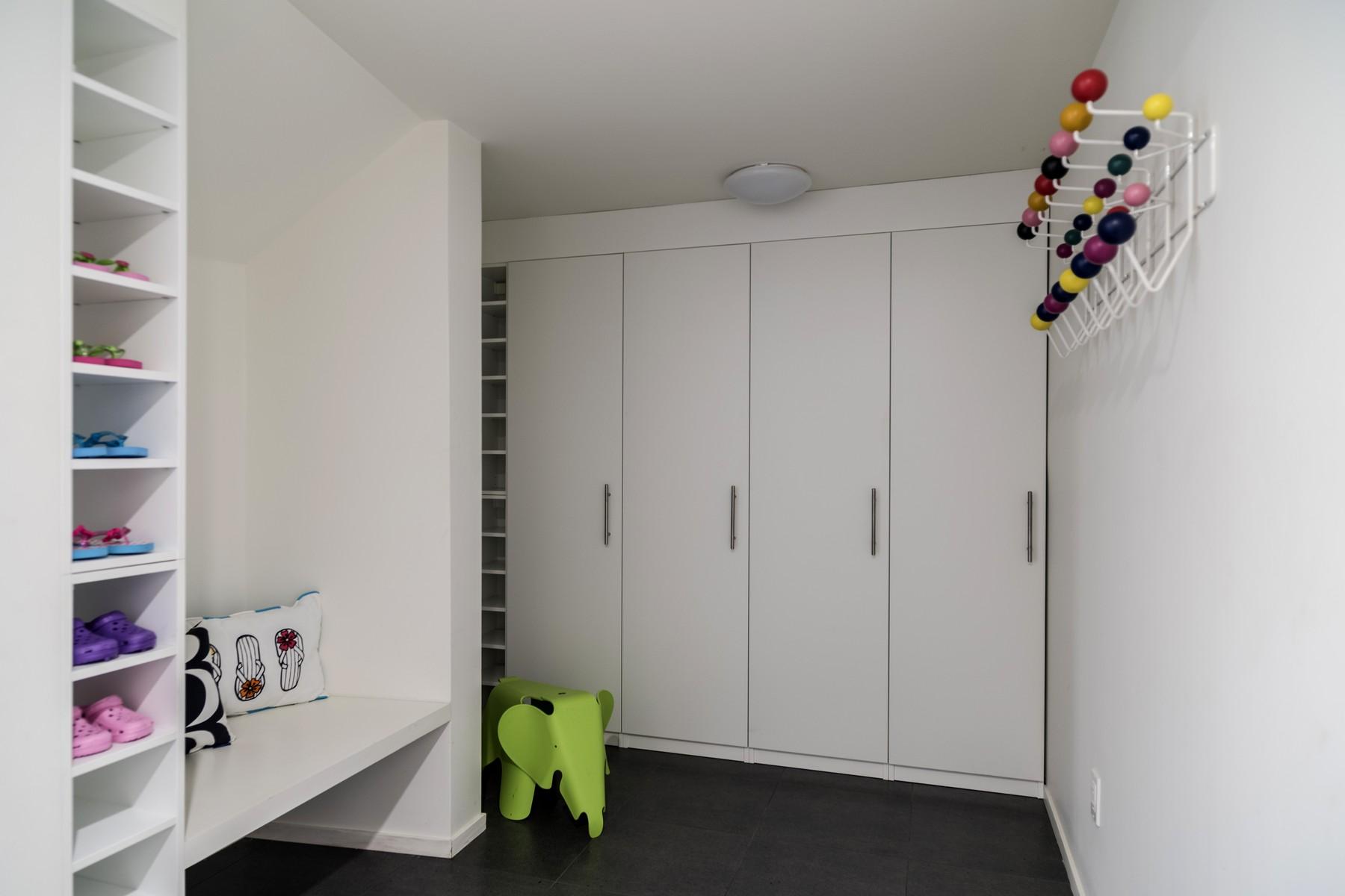 364 Hollow Tree Ridge Road Darien, CT 06820 - Photo 27 of 31 a hallway with toys and toys