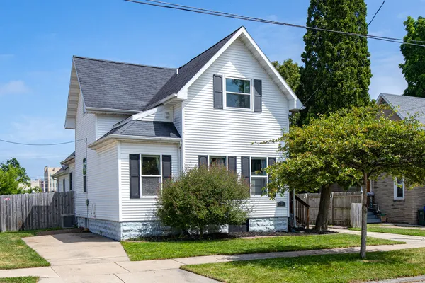$250,000 | 138 North Locust Street, Appleton, WI 54914