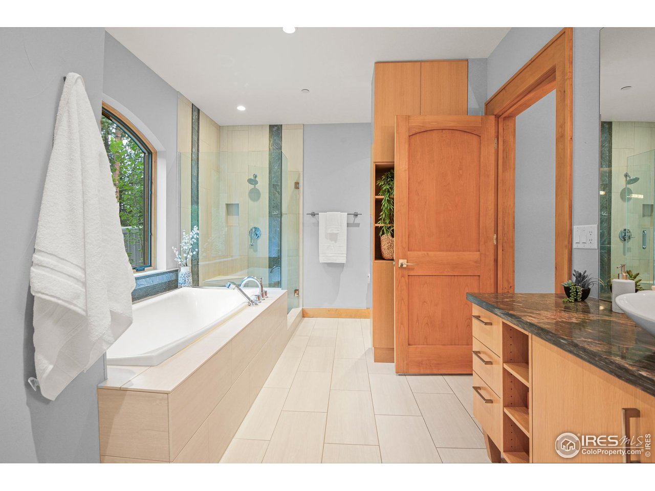 575 Reed Ranch Road Boulder, CO 80302 - Photo 20 of 40 a spacious bathroom with a tub sink and mirror