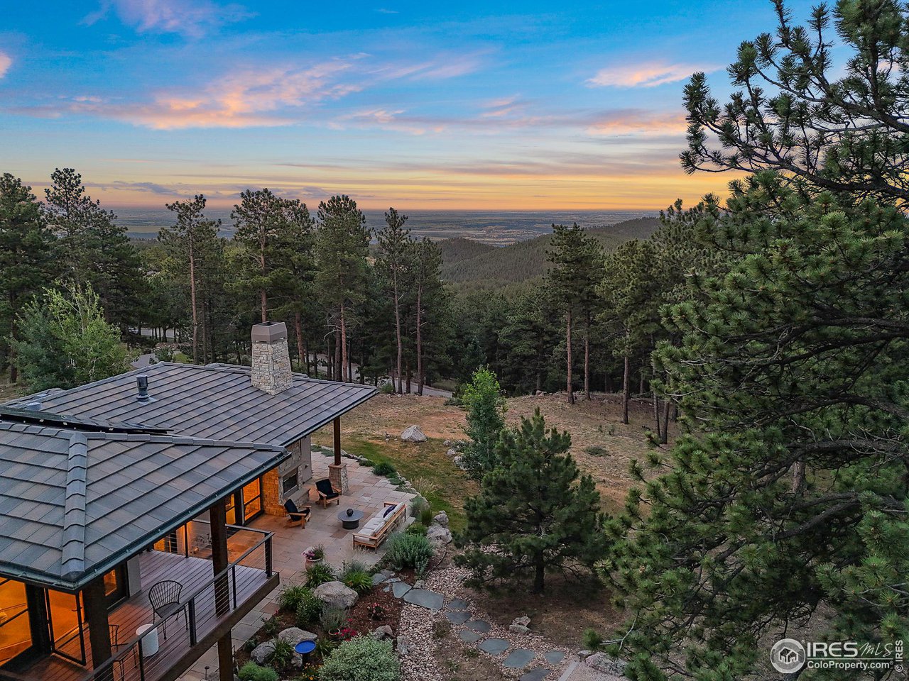 575 Reed Ranch Road Boulder, CO 80302 - Photo 33 of 40 a view of a terrace with a garden