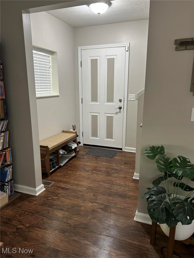180 Elizabeth Parkway Akron, OH 44304 - Photo 5 of 46 Entryway for welcoming guests