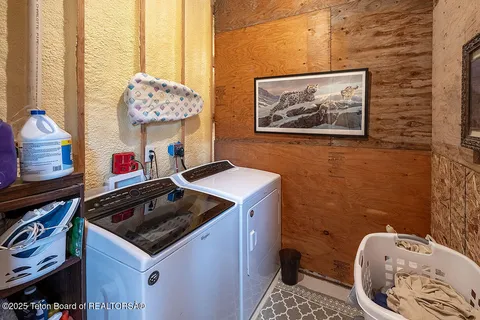 $1,300,000 | 2850 County Road 123, Bedford, WY 83112