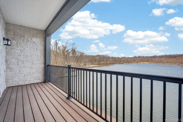 $925,000 | 16 Icehouse Drive, Saugerties, NY 12477